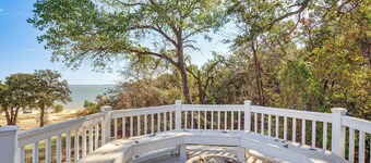 300 Feet to Lake Texoma: Modern Home w/ Deck!
