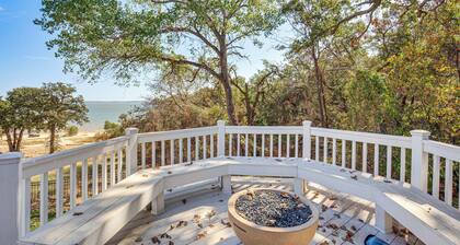 300 Feet to Lake Texoma: Modern Home w/ Deck!