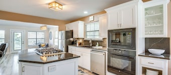 300 Feet to Lake Texoma: Modern Home w/ Deck!