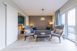 Una televisión, un reproductor estéreo