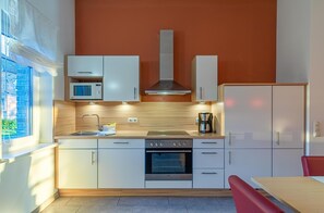 Fridge, microwave, oven, stovetop - Vacation apartment "Schwan" with large terrace in Jabel an der Müritz (Jabel)