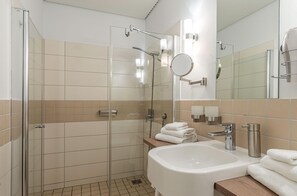Ducha, secador de pelo y toallas
