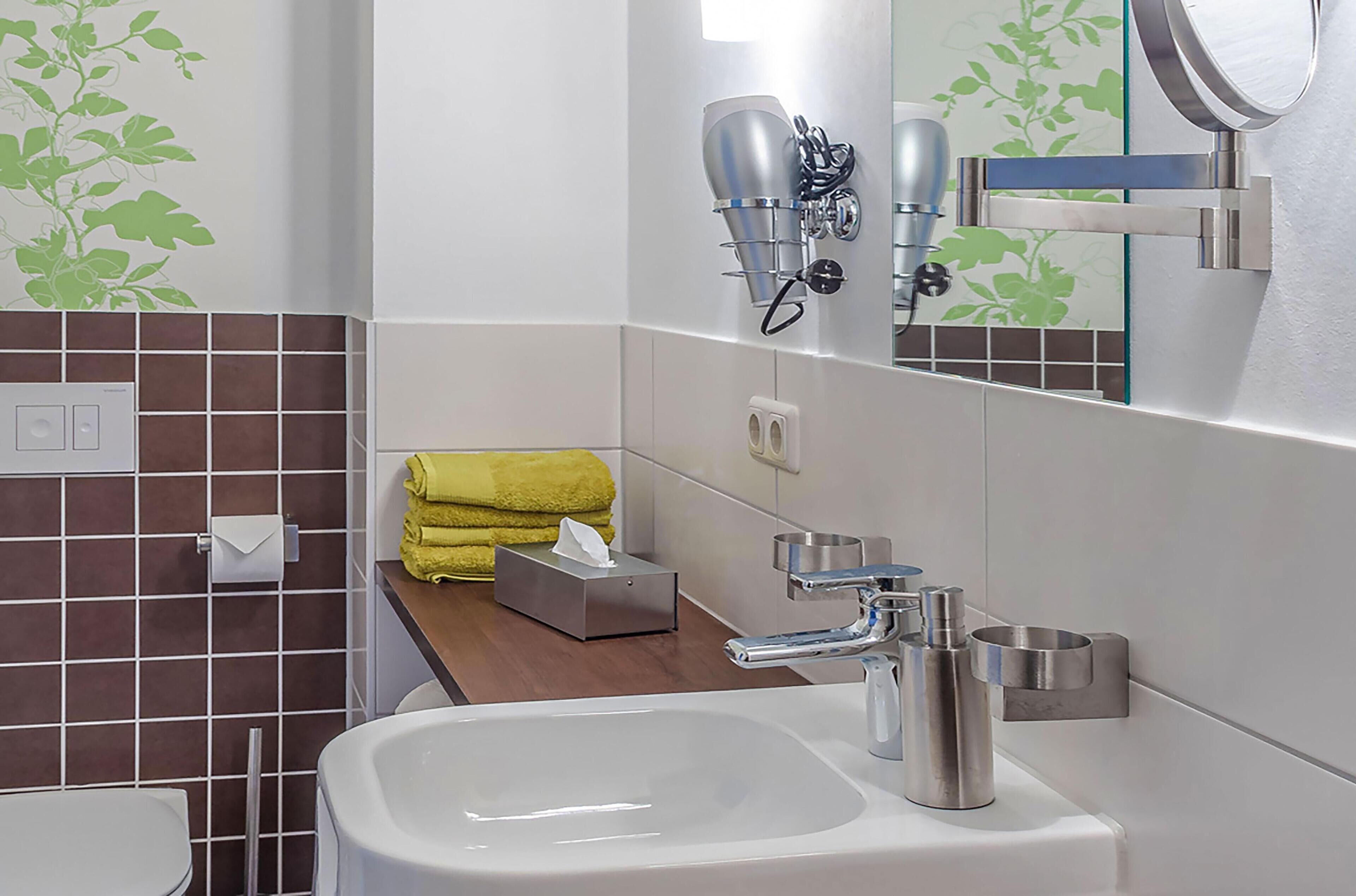 Ducha, secador de pelo y toallas