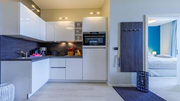 Frigorífico, microondas, horno y placa de cocina