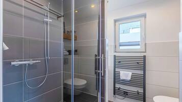 Dusche, Haartrockner, Handtücher