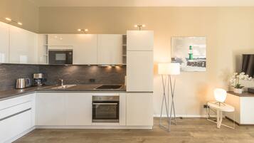 Refrigerador, microondas, horno y parrilla de estufa