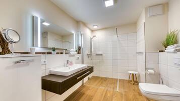 Een haardroger, handdoeken