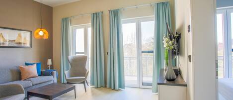 Una televisión, un reproductor estéreo