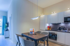 Fridge, microwave, oven, stovetop - Vacation apartment "Marco Polo Suite" in Wustrow between the Baltic Sea and the Bodden (Wustrow)