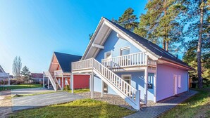 Une maison à deux étages dotée d’un balcon et d’un escalier menant à l’étage supérieur.