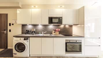 Kylskåp, mikrovågsugn, ugn och spishäll