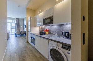 Frigorífico, microondas, horno y placa de cocina