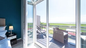 Ein Balkon mit Gartenmöbeln und Meerblick.