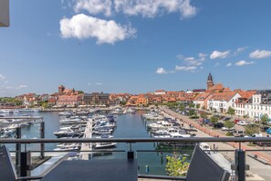 Marina - 5-star Anastasia vacation apartment - your retreat on the Müritz with harbor view (Waren (Müritz))