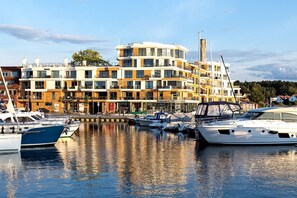 Marina - 5-star Anastasia vacation apartment - your retreat on the Müritz with harbor view (Waren (Müritz))
