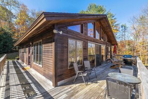 Outdoor dining - Mountain View 3-BR Cavendish Lodge (Cavendish)