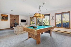 Games room - Mountain View 3-BR Cavendish Lodge (Cavendish)