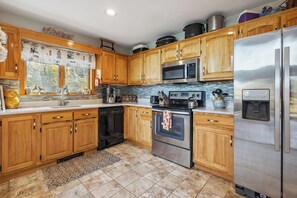 Kjøleskap, mikrobølgeovn, ovn og kokeplater