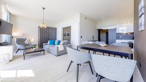Una sala de estar moderna con sofá, mesa de centro y comedor.