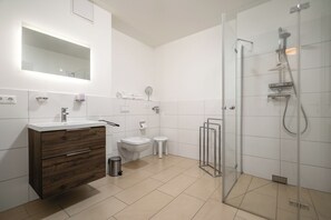Dusche, Haartrockner, Handtücher