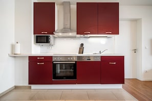 Réfrigérateur, four à micro-ondes, un four, surface de cuisson