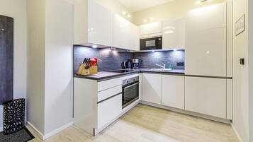 Kühlschrank, Mikrowelle, Ofen, Herdplatte