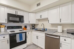 Frigorífico, microondas, horno y placa de cocina