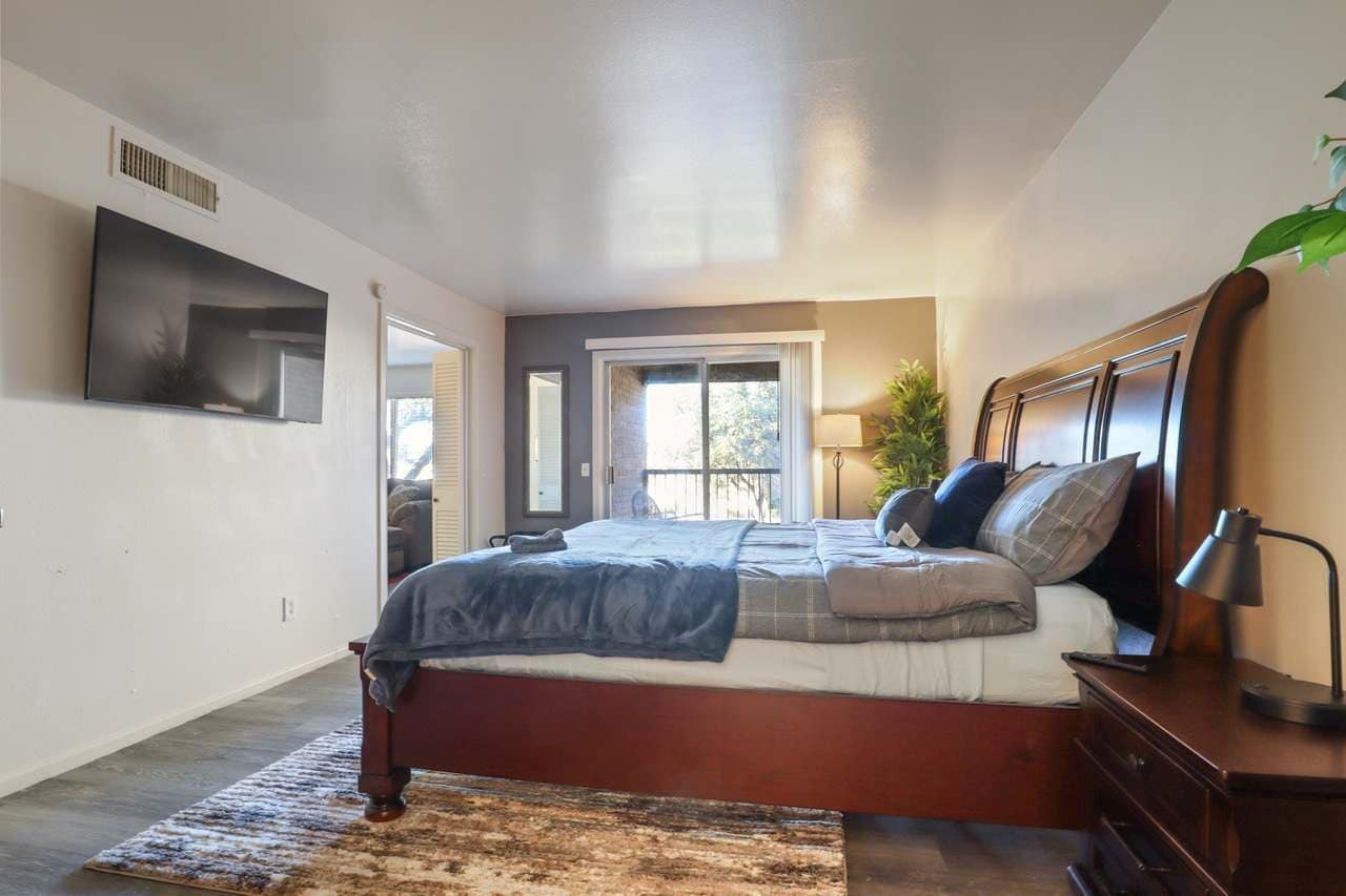 1 bedroom, desk, iron/ironing board, WiFi