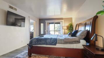 1 bedroom, desk, iron/ironing board, WiFi
