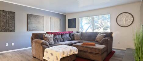 Télévision, livres, espaces bureaux