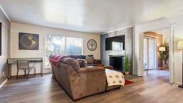 Televisión, libros y oficina