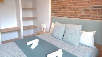 2 bedrooms, iron/ironing board, WiFi