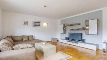 TV, fireplace, stereo