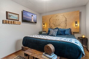 3 bedrooms, iron/ironing board, travel cot, WiFi - Water Edge Coast-Guard Cottage-Panorama View- (Port Angeles)
