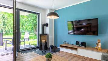 TV, caminetto, impianto stereo