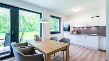 Fridge, oven, stovetop, dishwasher