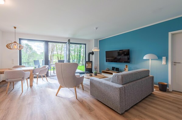 TV, fireplace, stereo