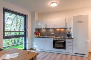 Kjøleskap, ovn, kokeplater og oppvaskmaskin