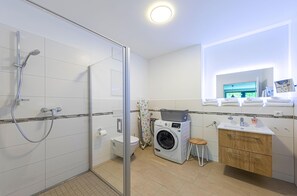 Suihku, hiustenkuivaaja, pyyhkeet