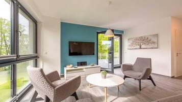 Fernseher, Kamin, Stereoanlage