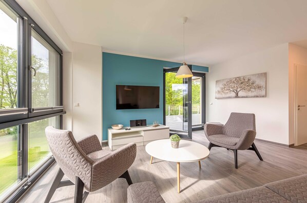 TV, fireplace, stereo