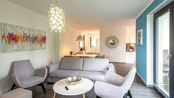 Een televisie, een open haard en een stereo