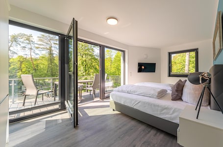 2 bedrooms, iron/ironing board, free WiFi, bed sheets. Modern 5-star vacation apartment "Fledermaus" with roof terrace on Lake Krakow