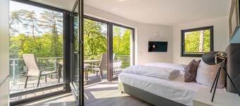 Modern 5-star vacation apartment "Fledermaus" with roof terrace on Lake Krakow