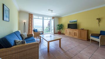 Een televisie en een stereo