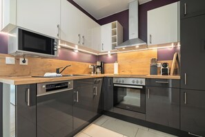 Kühlschrank, Mikrowelle, Ofen, Herdplatte