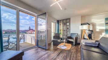 Televisión, chimenea y estéreo