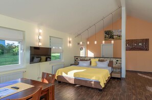 Escritorio, wifi gratis y ropa de cama