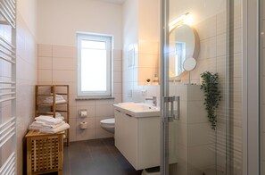 Douche, sèche-cheveux, serviettes fournies