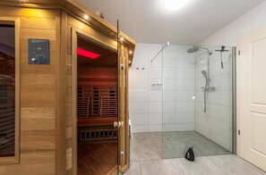 Regadera, secadora de cabello, bidet, toallas 